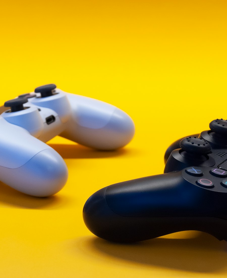 战队中单选手 Night 选手照